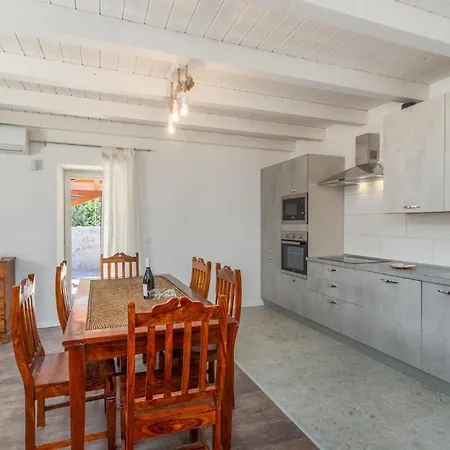 Rosa Kringa بيت للعطل Tinjan