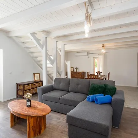 Rosa Kringa Ferienhaus Tinjan
