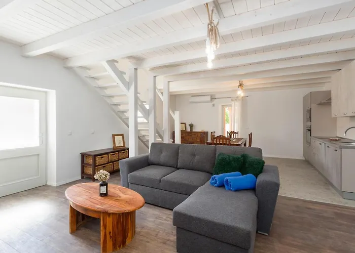 Rosa Kringa Vikendica Tinjan