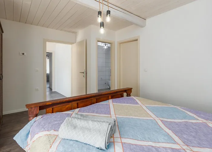 Rosa Kringa Vikendica *